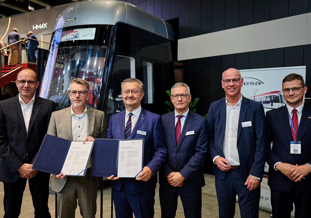 Dirk Neubauer (BSVG-Prokurist, v.l.), Frank Brandt (BSVG-Geschäftsführer), Krzysztof Zdziarski (CEO Pesa), Maciej Maciejewski (CSO Pesa), Ulrich Lauel (Geschäftsführer Heiterblick) und Michal Sztybel (Präsident der Provinz Kujawsko-Pomorskie) nach der Unterzeichnung im Rahmen der Innotrans Vertragsunterzeichnung_Pesa