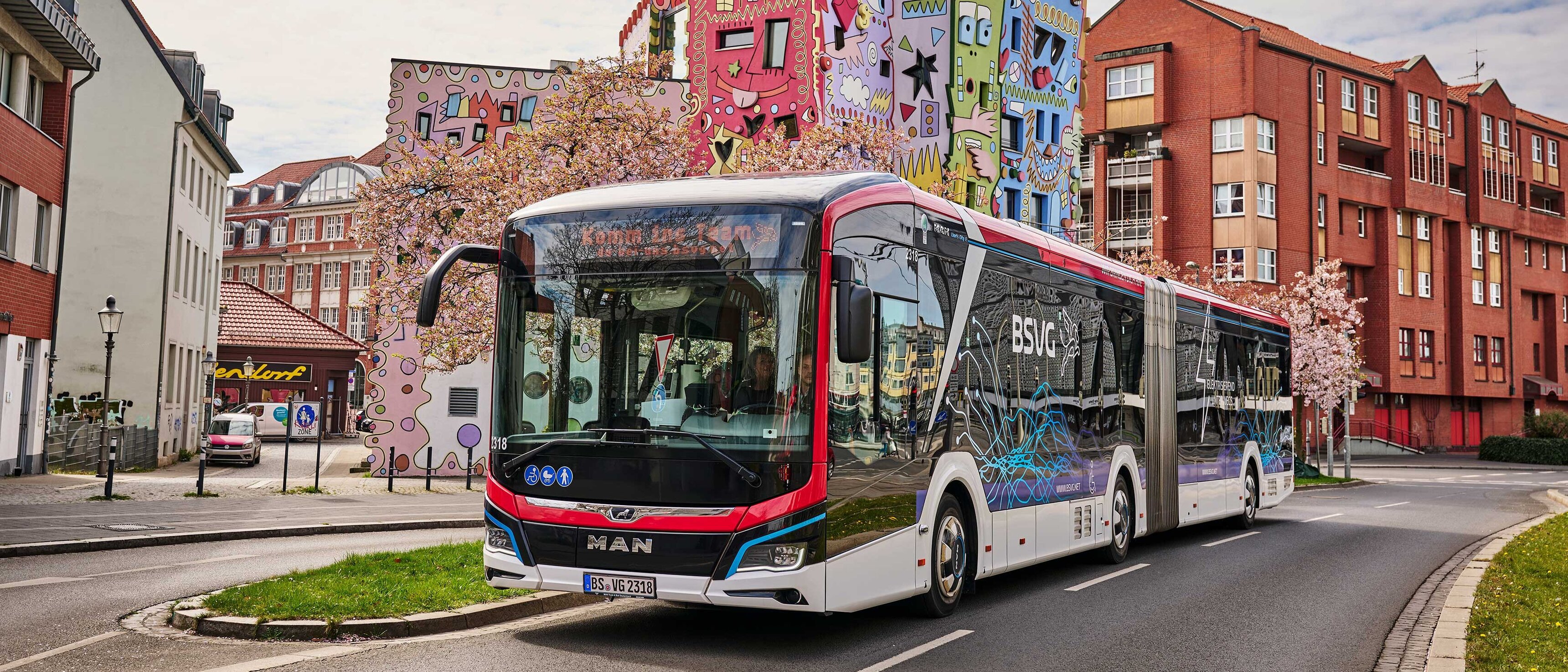 E-Bus vor Rizzi-Haus