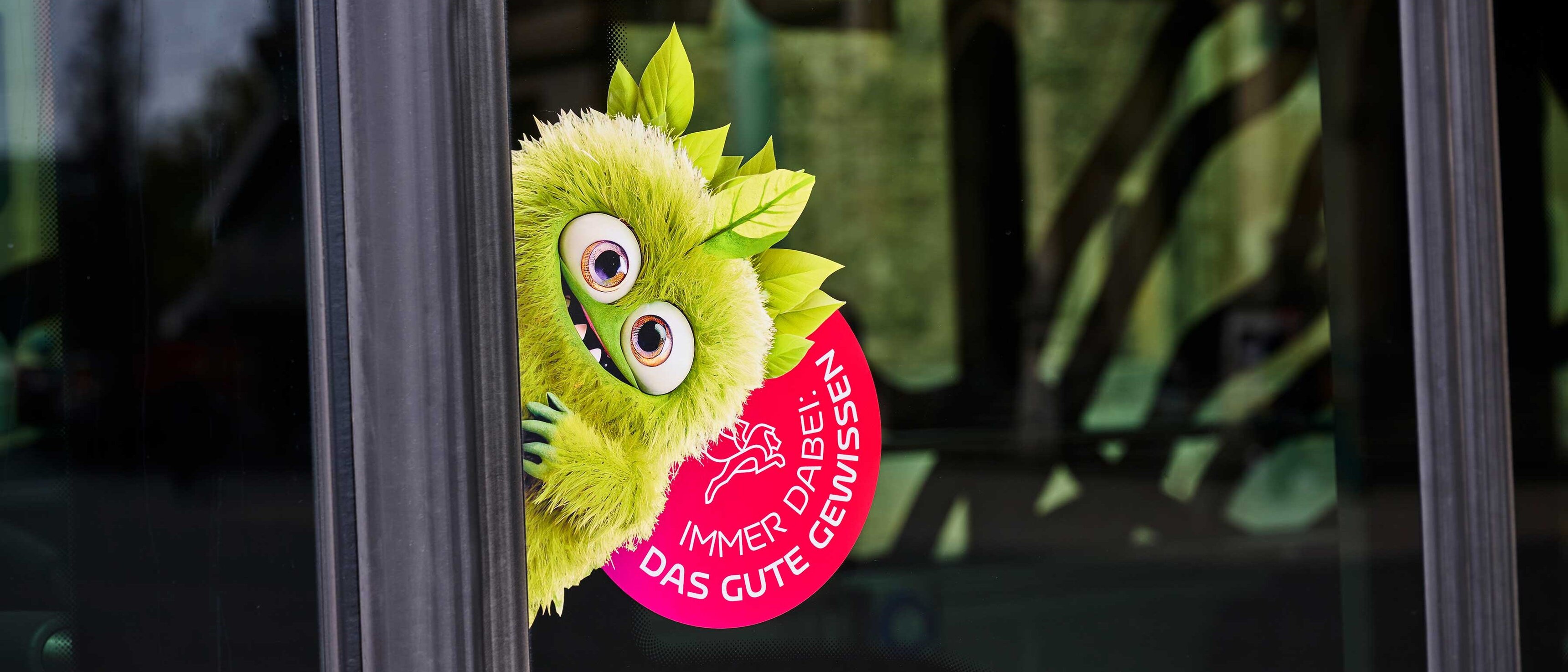 Aufkleber grünes Monster "Grünter" - das gute Gewissen der BSVG klebt an der Bustür.