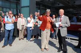 Bürgermeisterin Friedrike Harlfinger tauft den Bus 1201.