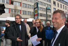 Übergabe der Tourenmappe der M3 an die Fahrerin