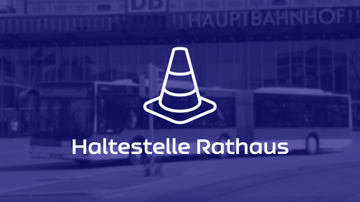 Eine weiße Pylone auf blauem Grund. Haltestelle Rathaus