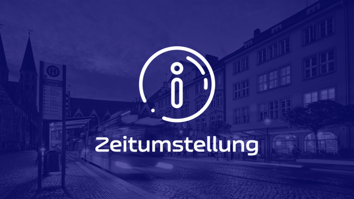 Text Zeitumstellung. Bus mit Beleuchtung hält am dunkeln Altstadtmarkt