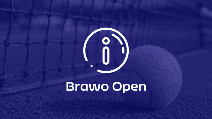 Hinter einem blauen Farbschleier liegt ein Tennisball vor dem Netz auf einem Asche-Platz