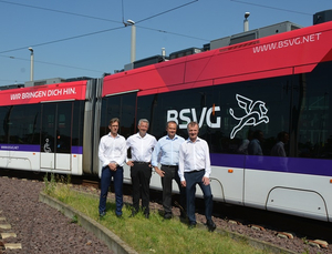 Der Tramino Braunschweig mit neuem Logo. Von links: Jörg-Uwe Argo, Gingco.Net, Ulrich Markurth, Oberbürgermeister Stadt Braunschweig, Jörg Reincke, GF Verkehrs-GmbH, Frank Flake, Aufsichtsratsvorsitzender Verkehrs-GmbH.