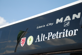 Der 1301er fährt unter "Alt-Petritor".