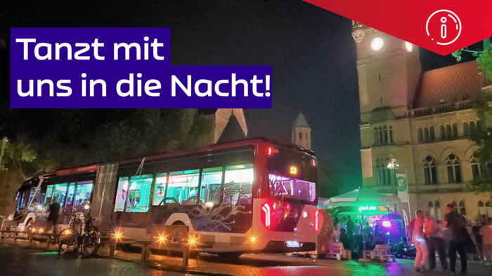 ein bunt beleuchteter Bus steht vor dem Braunschweiger Rathaus
