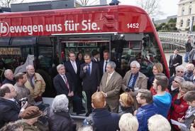 Übergabe des Tramino ins Netz der Verkehrs-GmbH am Friedrich-Wilhelm-Platz