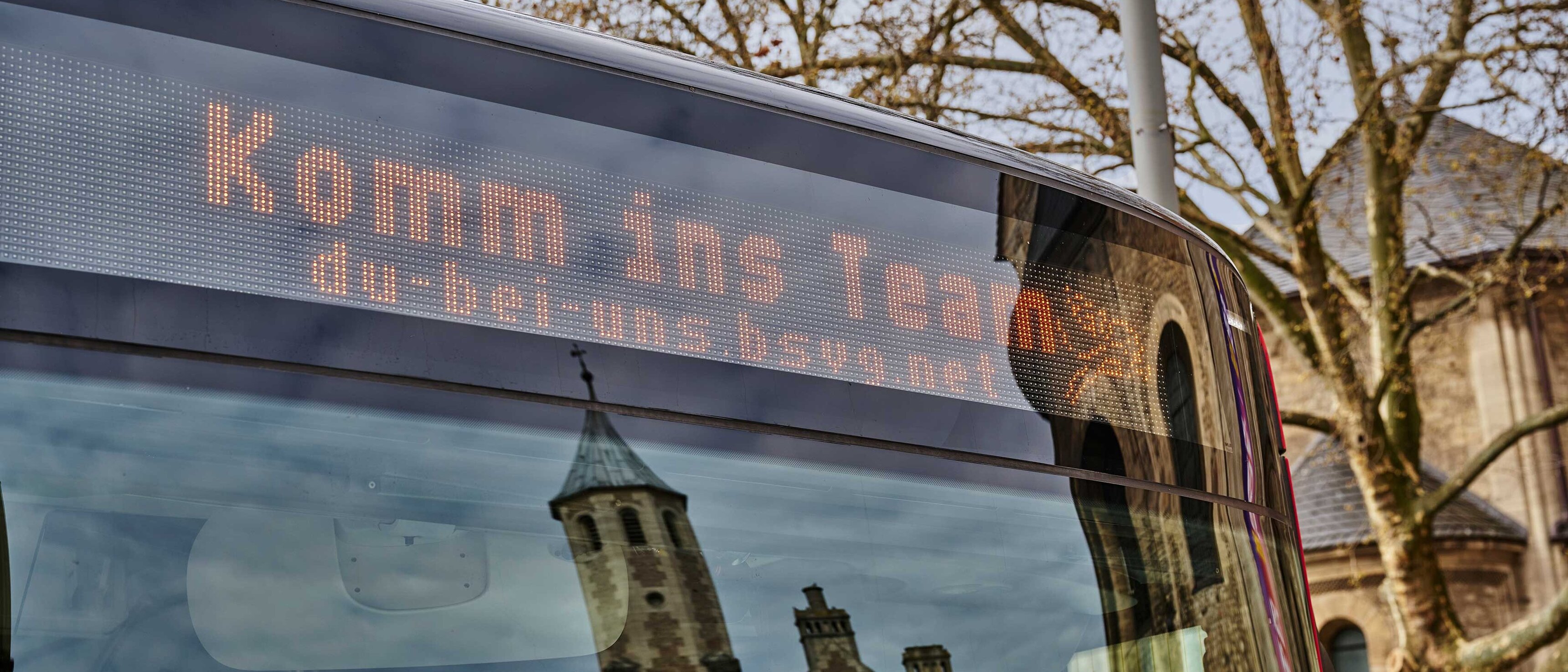Matrixanzeige Bus - zu lesen ist: Komm ins Team
