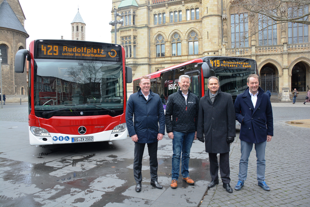 Präsentation der neuen Busse auf dem Platz der Deutschen Einheit.