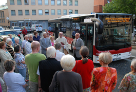 Popst Heine weiht den Bus 1302.