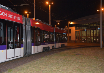 Der neue Tramino befindet sich auf dem Werksgelände kurz vor der Werkstatt.