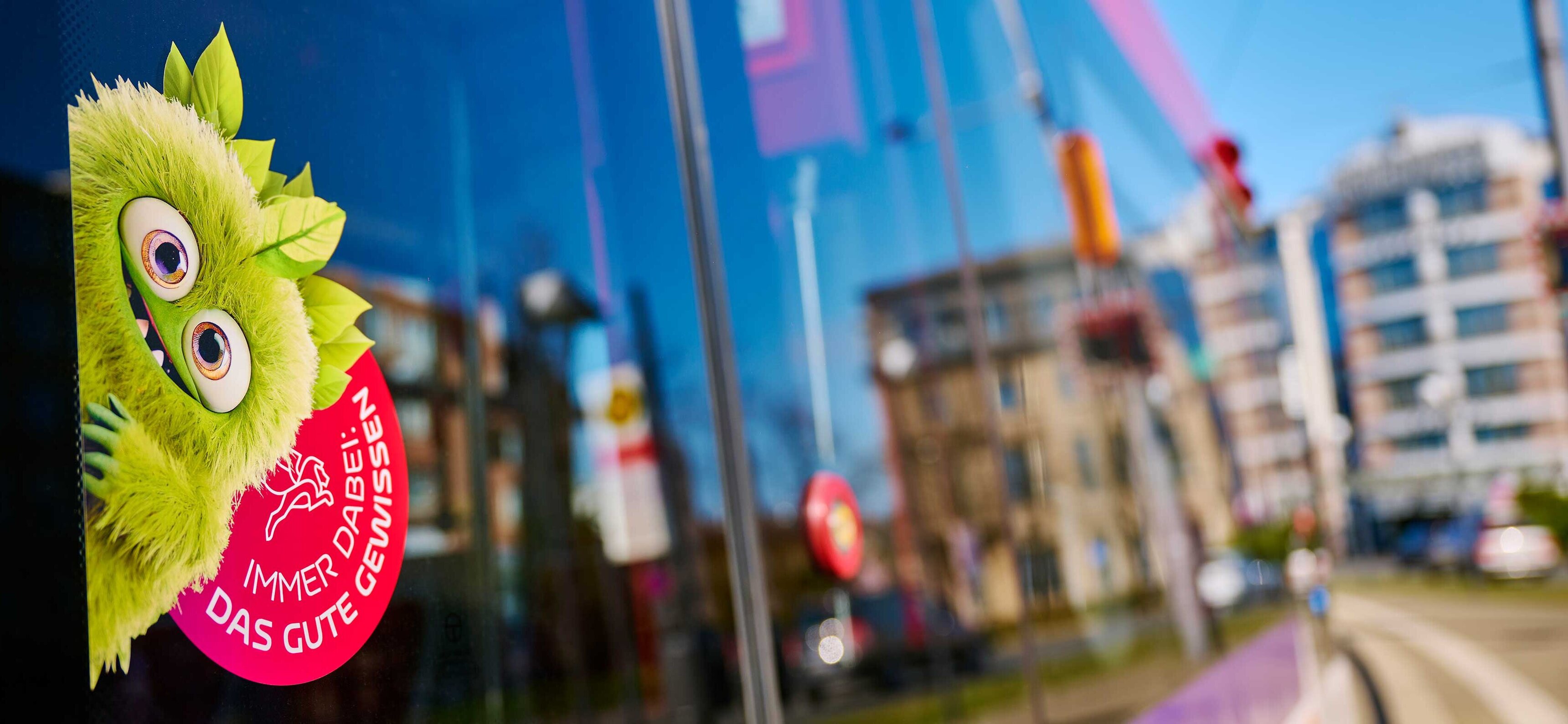 Aufkleber von Grünter, dem guten Gewissen der BSVG, an Tram-Tür