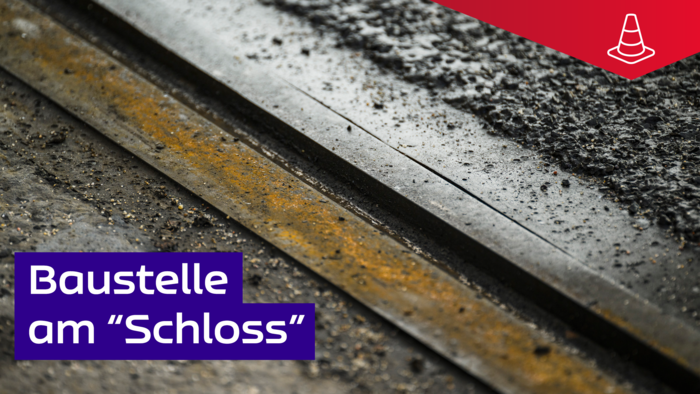 Ein Stadtbahngleis verläuft in Nahaufnahme auf Asphalt. Darüber Schrift: Baustelle am Schloss