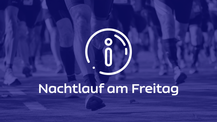 Laufende Füße in Sportschuhen. Darüber steht Nachtlauf