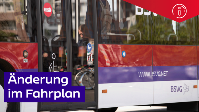 Die Tür eines BSVG-Busses. Schrift: Änderung im Fahrplan