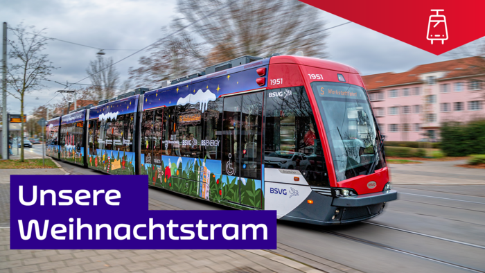 Eine mit Tannengrün und Weihnachtskugeln beklebte Straßenbahn fährt vorbei. 
