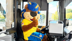 Eintracht-Maskottchen hinterm Steuer eines BSVG-Busses