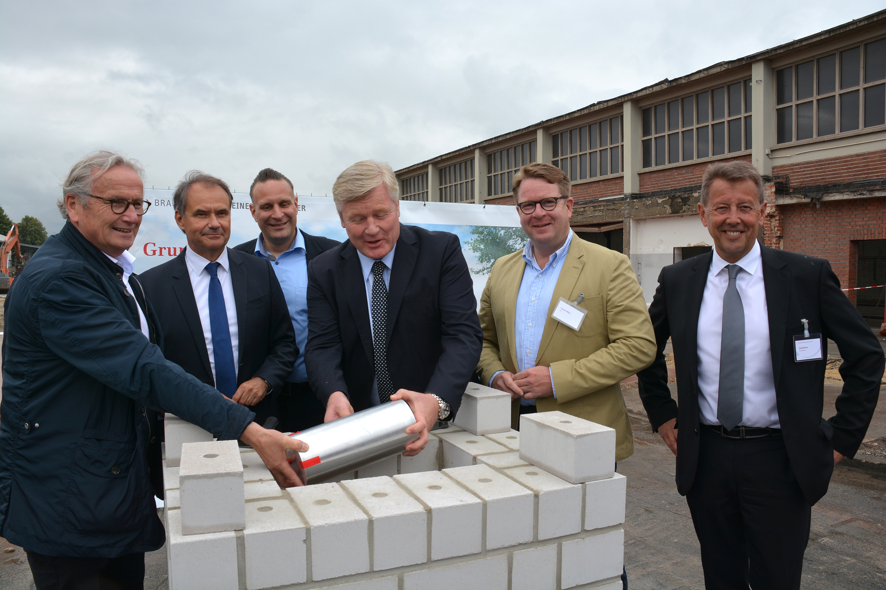 Jörg Reincke, Geschäftsführer Verkehrs-GmbH, Carsten Müller, MdB, Dr. Bernd Althusmann, Nds. Minister für Minister für Wirtschaft, Arbeit, Verkehr und Digitalisierung, Oliver Schatta, MdL, Oberbürgermeister Ulrich Markurth, Ulrich Decker, Architekturbüro