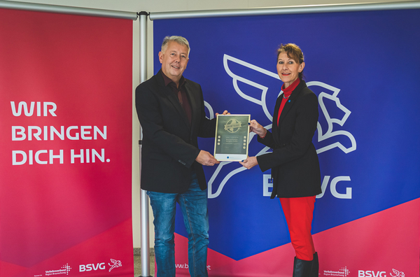 BSVG-Geschäftsführer Jörg Reincke freut sich sehr über die Zertifizierung als Zukunftgeber und nimmt die Urkunde von AGV-Geschäftsführerin Cordula Miosga entgegen.